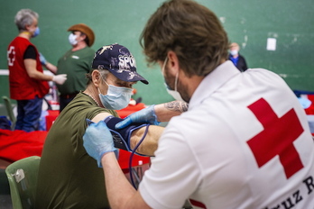 Un sanitario de Cruz Roja atiende a una personas en el frontón. (Jaizki FONTANEDA/FOKU)