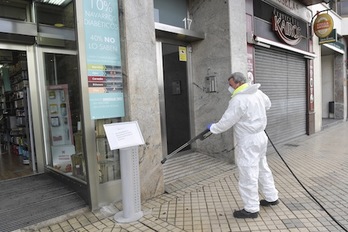 Desinfección en las calles de Iruñea por el coronavirus. (Idoia ZABALETA/FOKU)