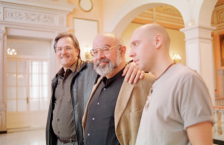 Stuart Gordon (en el centro) a su paso por la semana de Cine Fantástico y de Terror de Donostia en 2000. (Juan Carlos RUIZ / FOKU)