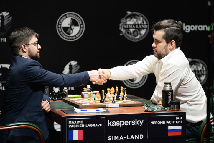 Vachier-Lagrave y «Nepo» se dan la mano al finalizar la partida. (FIDE)