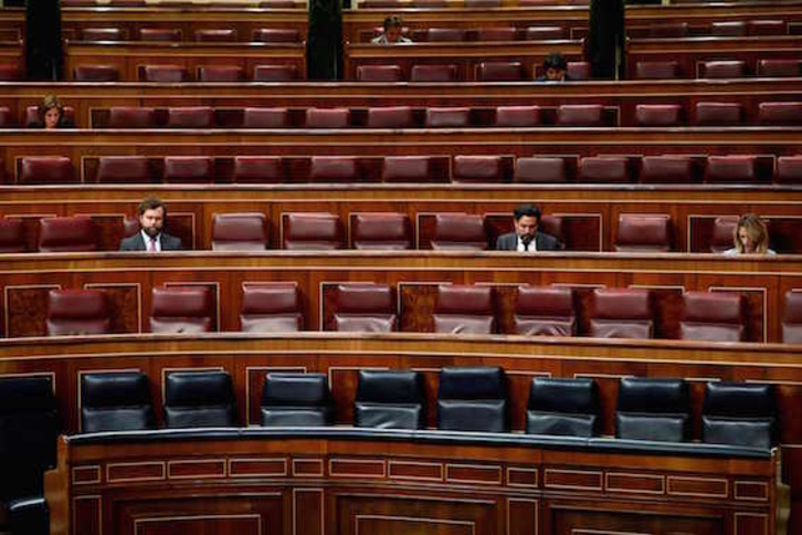 Por motivos sanitarios, el Congreso ha estado casi vacío y se ha votado desde casa. (MARISCAL/POOL)