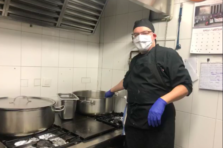 Uno de los cocineros del París con el chilindrón en la olla.