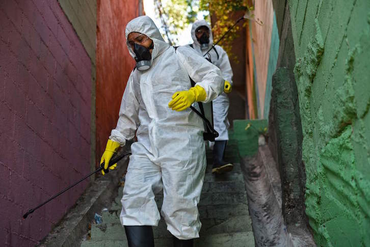Tareas de desinfección en San Salvador, la capital de El Salvador. (YURI CORTEZ / AFP)