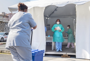 Sanitarias en la carpa levantada para pruebas en el Hospital de Basurto (Bilbo). (Marisol RAMIREZ | FOKU)