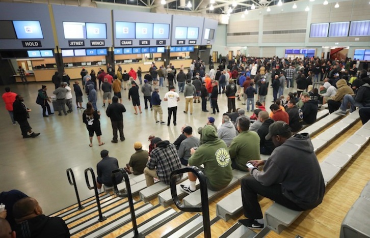 Trabajadores esperan a tramitar el subsidio por desempleo en Wilmington, California. (Mario TAMA/AFP)