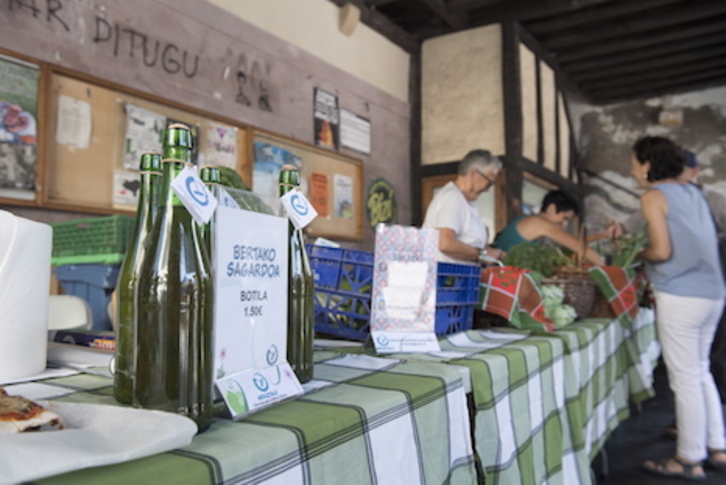 Sidra y verduras, entre los productos ecológicos que se podrán recibir directamente en los domicilios de Donostia. (Juan Carlos RUIZ/FOKU)