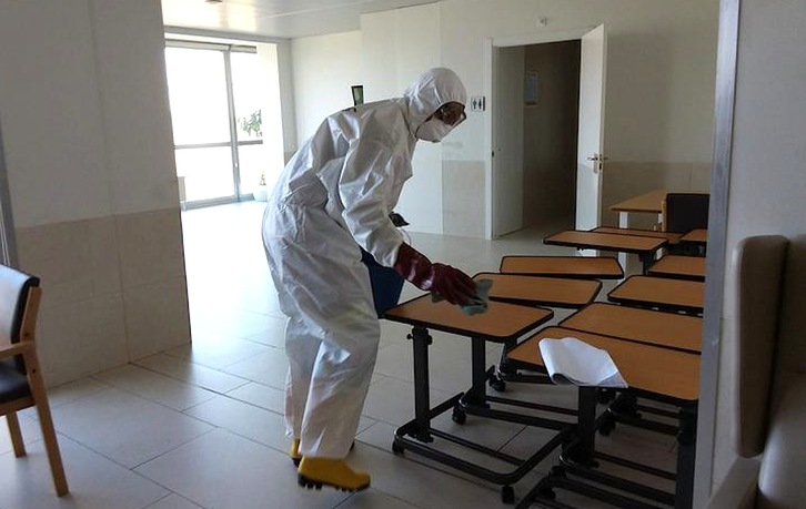 Los bomberos continúan con las tareas de desinfección de residencias. (DIPUTACIÓN DE GIPUZKOA)