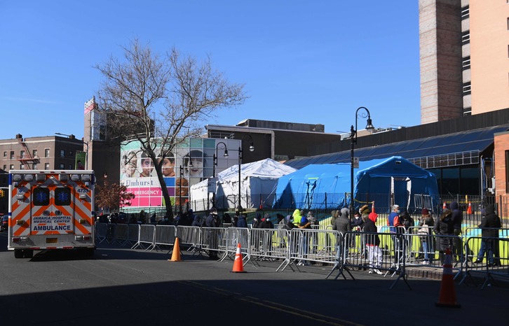 Una larga cola de personas espera a hacerse el test del Covid-19 en el hospital de Helmhurst (Angela WEISS I AFP)
