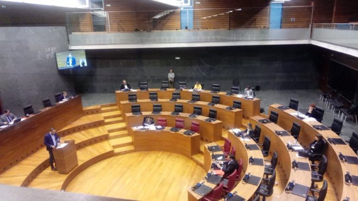Tan solo los portavoces parlamentarios asisten al pleno del Legislativo como prevención frente al coronavirus. (PARLAMENTO DE NAFARROA)