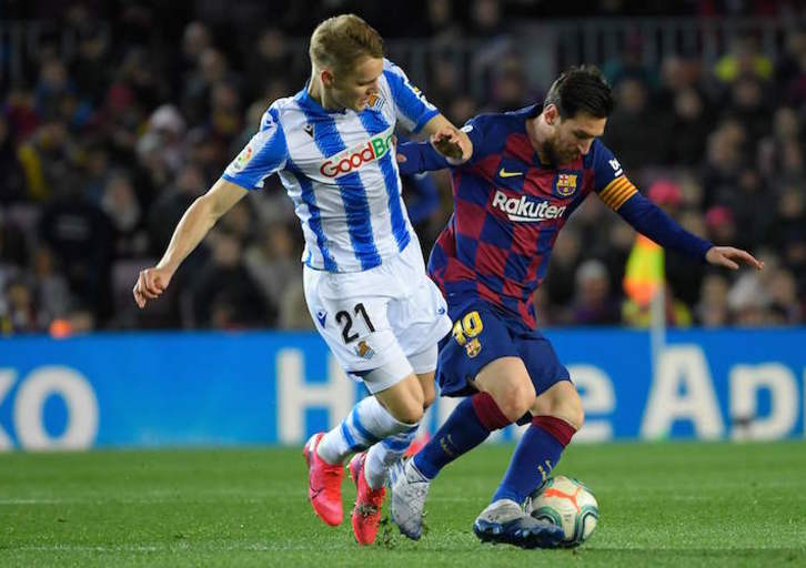 Leo Messi, junto a Odegaard, se verá afectado por el ERTE planteado por el Barcelona. (Lluis GENE/AFP) 
