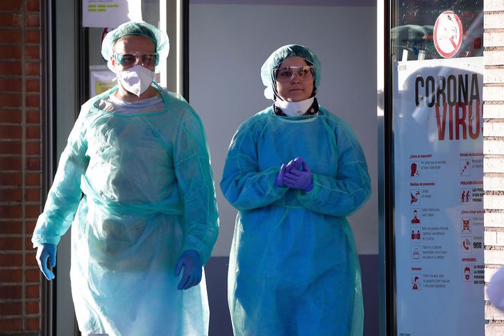 Dos sanitarios, en un hospital de Leganés. (Javier SORIANO / AFP)
