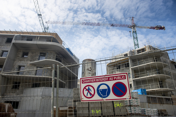 El 90% del sector de construcción ha parado, también en esta promoción de viviendas en Baiona. (Guillaume FAUVEAU)