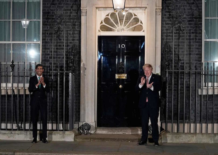Boris Johnson salió la semana pasada a las puertas de su residencia oficial para aplaudir al personal sanitario. (ANDREW PARSONS / AFP)