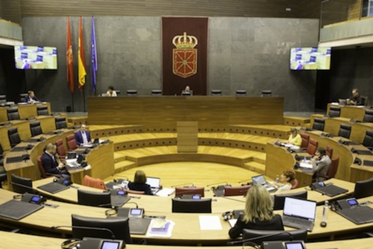 Pleno del Legislativo navarro con medidas especiales para atajar el contagio del coronavirus. (PARLAMENTO DE NAFARROA)