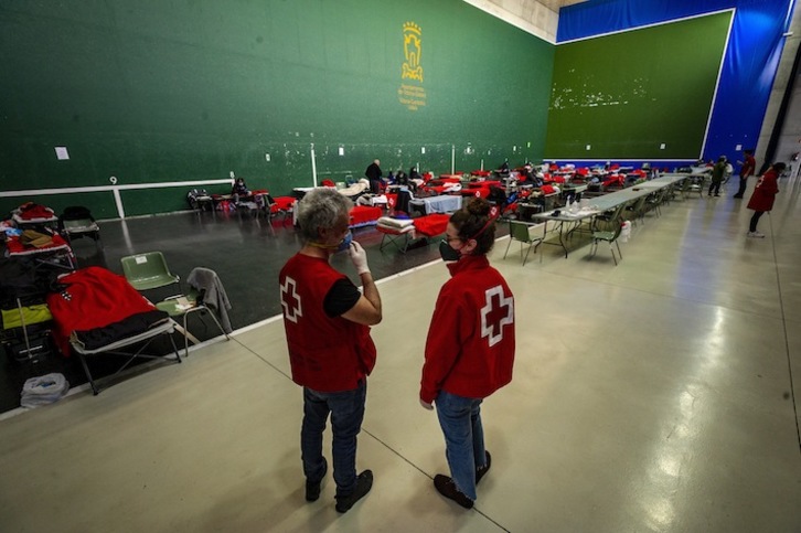 Gurutze Gorriko lagunak, etxegabeentzat pilotalekua prestatzen, Gasteizen. (Jaizki FONTANEDA/FOKU)