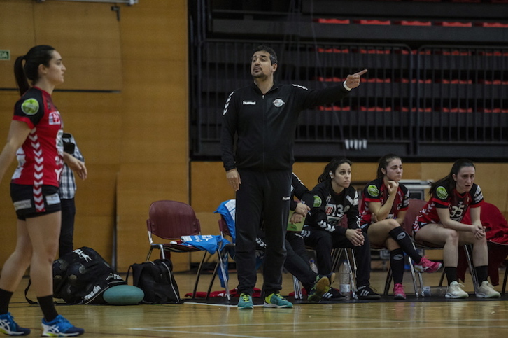 Joseba Rodríguez da órdenes a sus jugadoras durante un partido. (Aritz LOIOLA/FOKU)