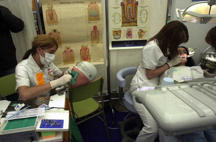 Los dentistas y su personal adjunto figuran en los siguientes grupos a vacunar contra el covid. (Jagoba MANTEROLA / FOKU)