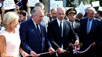 Jean-Michel Blanquer protesta artean Paueko azoka estreinatu zuten egunean. Bob EDME