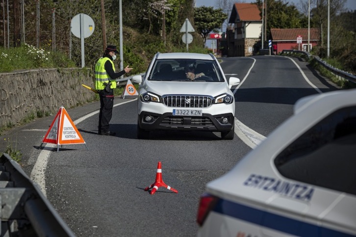 Control de la Ertzaintza en Barakaldo. (Aritz LOIOLA/FOKU)