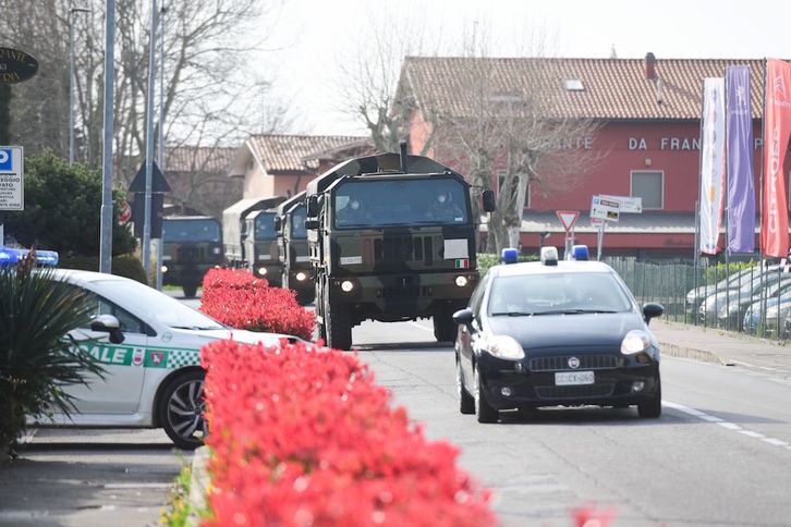 Un convoy militar acude a una iglesia de la localidad de Seriate para trasladar fallecidos. (Piero CRUCIATTI / AFP)