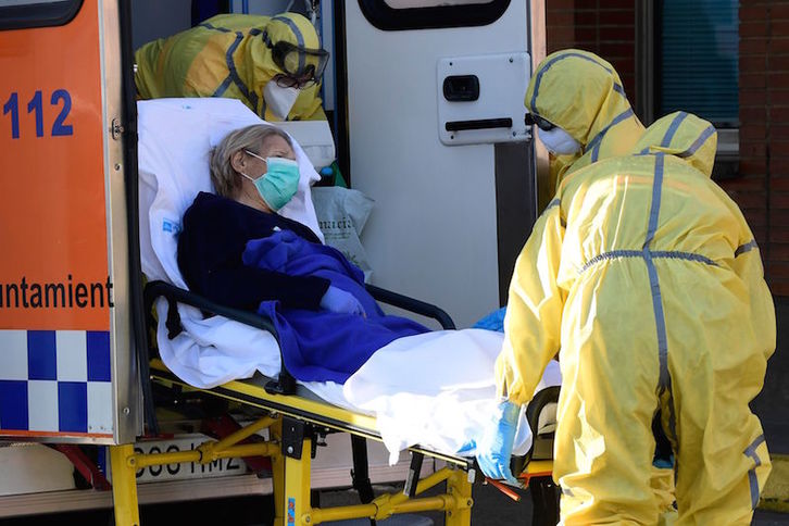 Una enferma, camino del hospital Severo Ochoa, en Madrid. (Javier SORIANO | AFP)