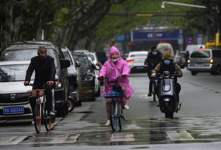 Pese a las restricciones y medidas sanitarias, en Wuhan y la provincia de Hubei se respira el progresivo final de la cuarentena. (Noel CELIS / AFP PHOTO)
