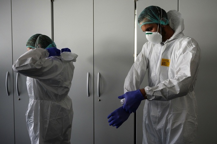 Sanitarios italianos se preparan para evitarse contagios del COVID-19. (Marco BERTORELLO / AFP PHOTO))