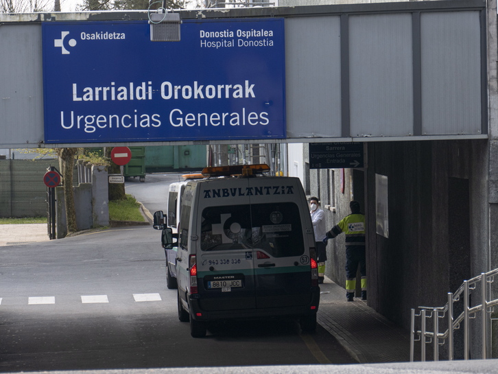 Una ambulancia llega al Hospital Donostia. (Jon URBE | FOKU)