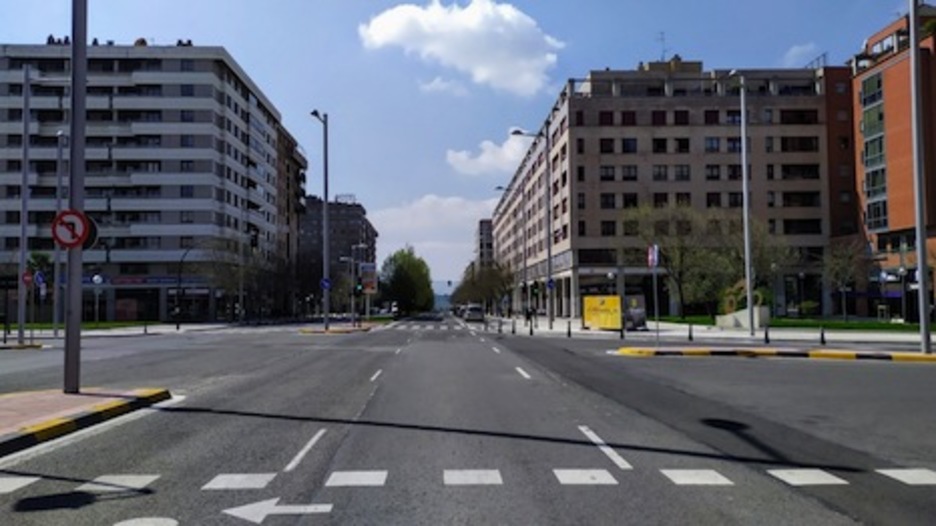 Imagen tomada en el mismo centro de la vacía avenida de Pío XII, una de las arterias de Iruñea. (Iñaki VIGOR)