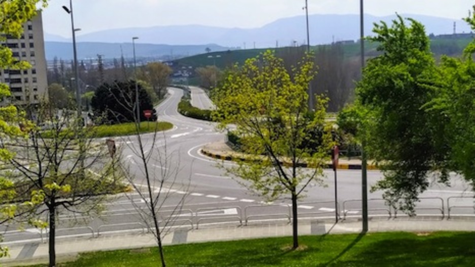 Ni un solo vehículo circulando por la habitualmente ocupada avenida de Nafarroa. (Iñaki VIGOR)