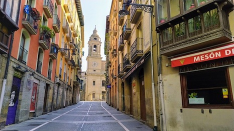Navarrería sin gente en una mañana soleada de domingo. (Iñaki VIGOR)