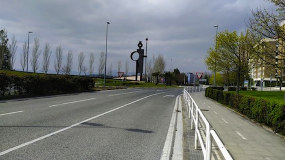 Tan solo la estatua dedicada a Eneko Aritza aparece en la avenida de Nafarroa. (Iñaki VIGOR)
