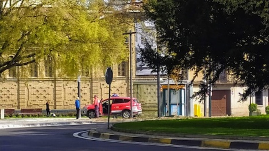 Un policía foral intercepta a un viandante para saber a dónde se dirige. (Iñaki VIGOR)