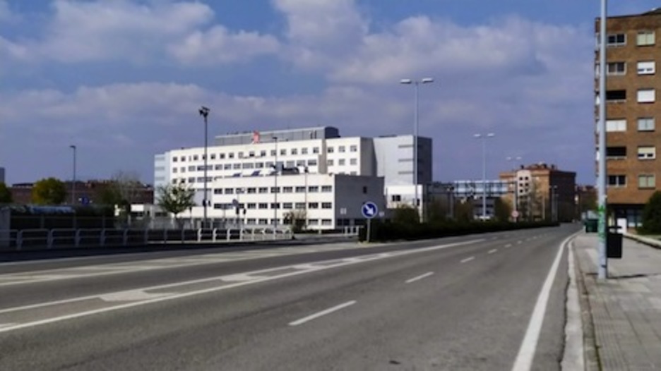 Sin tráfico cerca del Complejo Hospitalario de Nafarroa. (Iñaki VIGOR)