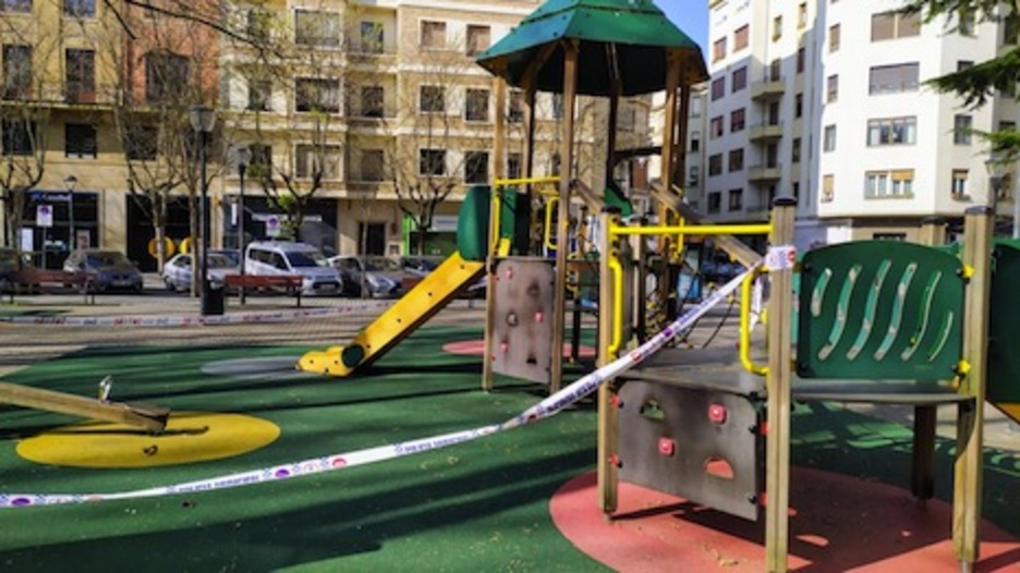 Parque infantil precintado en la plaza de la Cruz. (Iñaki VIGOR)