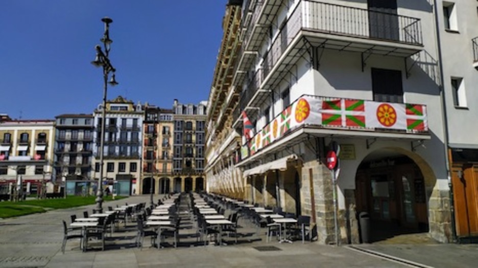 Las terrazas de la plaza del Castillo, preparadas, pero completamente vacías. (Iñaki VIGOR)