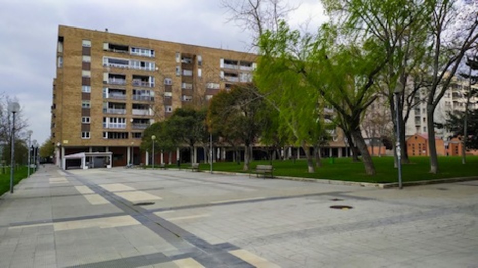 Ni un traseúnte en la plaza Félix Huarte de Iturrama. (Iñaki VIGOR)