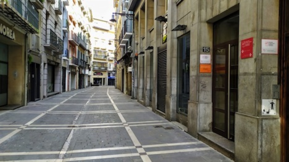 El confinamiento ha vaciado calles habitualmente atestadas de viandantes como la de Pozo Blanco. (Iñaki VIGOR)