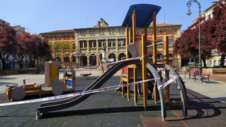 Los columpios de la plaza de San Francisco, huérfanos de chavalería. (Iñaki VIGOR)
