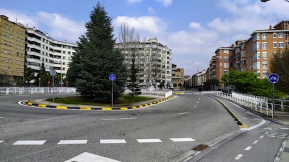 El tráfico brilla por su ausencia en la zona de Erletokieta y Azpilagaña. (Iñaki VIGOR)