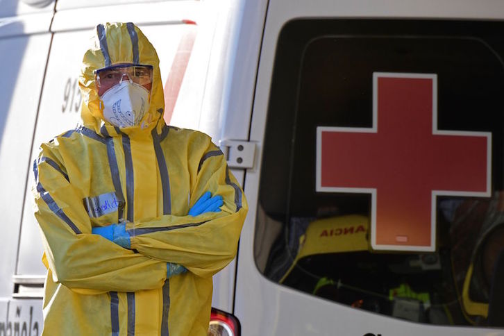 Personal de la Cruz Roja, en un traslado en Madrid. (Javier SORIANO | AFP)