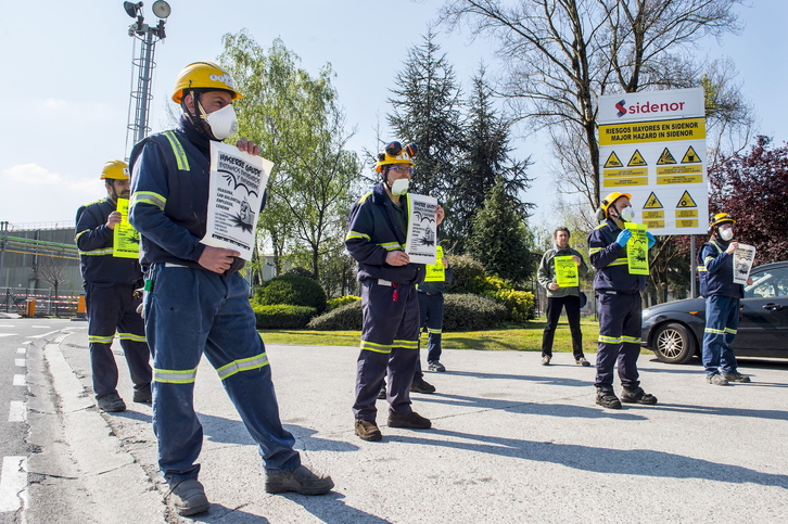 Trabajadores de Sidenor protestan por sus condiciones inseguras frente al Covid-19. (Marisol RAMIREZ/FOKU)