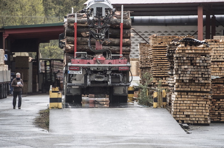 Actividad en una empresa de madera de Bera, hoy. (Jagoba MANTEROLA/FOKU)