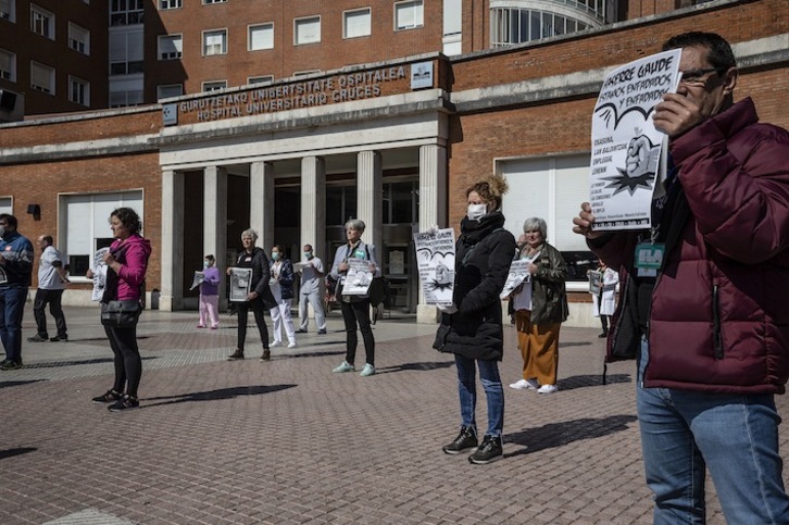 Euskal gehiengo sindikalaren protesta Gurutzetako ospitalearen aurrean, oinarrizko jarduerak etetea exijitzeko. (Aritz LOIOLA / FOKU)