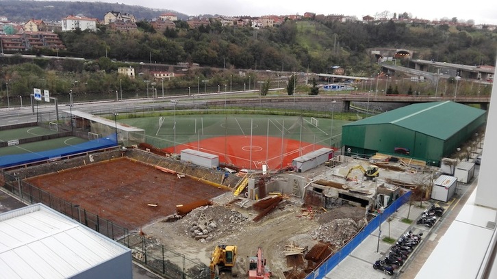 Las obras del polideportivo de Riberas de Loiola, en Donostia, han quedado paralizadas hoy. (T.F.)