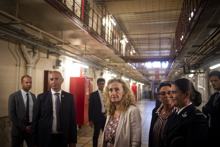 La titular gala de Justicia, Nicole Belloubet, durante una visita a la prisión de Baiona. (Guillaume FAUVEAU)