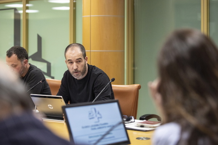 El parlamentario Josu Estarrona, en una comisión parlamentaria. (Endika PORTILLO/FOKU)