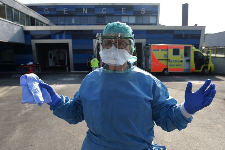 Una enfermera anestesista gesticula durante la desinfección de una ambulancia en un hospital de la ciudad bretona de Brest. (Jean-François MONIER/AFP)