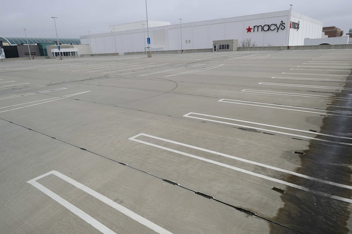 El parking de Macy's en East Garden City, en el área metropolitana de Nueva York, totalmente vacío. (Al BELLO | GETTY-AFP)