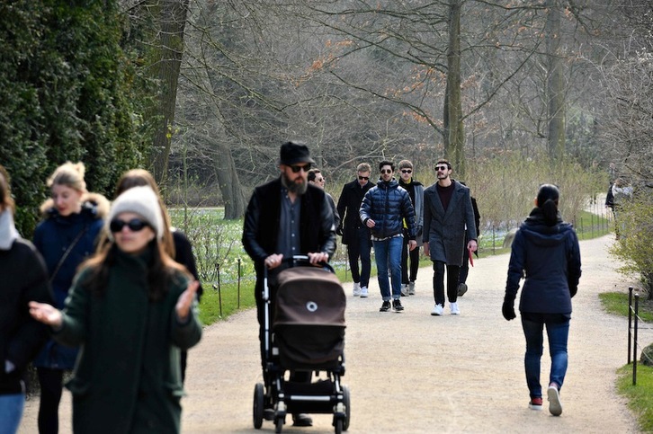Gente paseando por los jardines de Frederiksberg, en Copenhague, el pasado sábado, 28 de marzo. (Philip DAVALI | AFP)